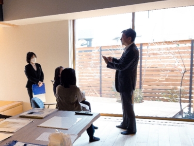 来場しているお客様に対応している様子